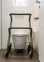 ein Rollator über die Toilette geschoben ermöglicht sicheren Gebrauch