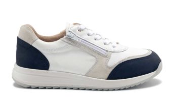 Diabetiker Damen-Sneaker in Weiß mit blau abgesetzten Bereichen, praktischer Einstieg durch Reißverschluss