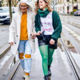 zwei Frauen in guter Stimmung, tragen die neuen Trendfarben für Kompressions-Strumpfversorgungen in Mango und Avocadogrün
