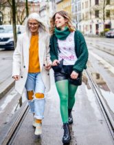 zwei Frauen in guter Stimmung, tragen die neuen Trendfarben für Kompressions-Strumpfversorgungen in Mango und Avocadogrün
