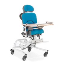 eine Sitzhilfe mit Rollen, flexibel verstellbar und mit blauem Bezug sowie Tablett
