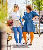 zwei Frauen im Frühlung stehen auf der Straße