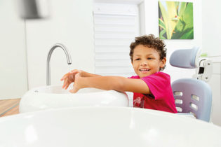junge wäscht sich die Hände an einem Waschbecken