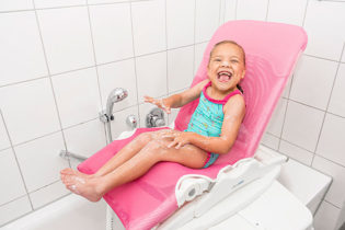 kleines Mädchen hat Spaß beim Duschen