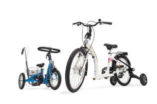 eine blaues Dreirad und ein weißes Kinderrad mit Stützrädern