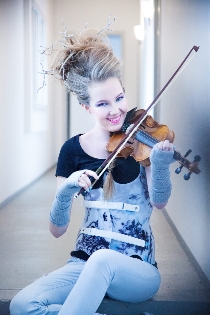 Mädchen mit Skolisoekorsett spielt Geige