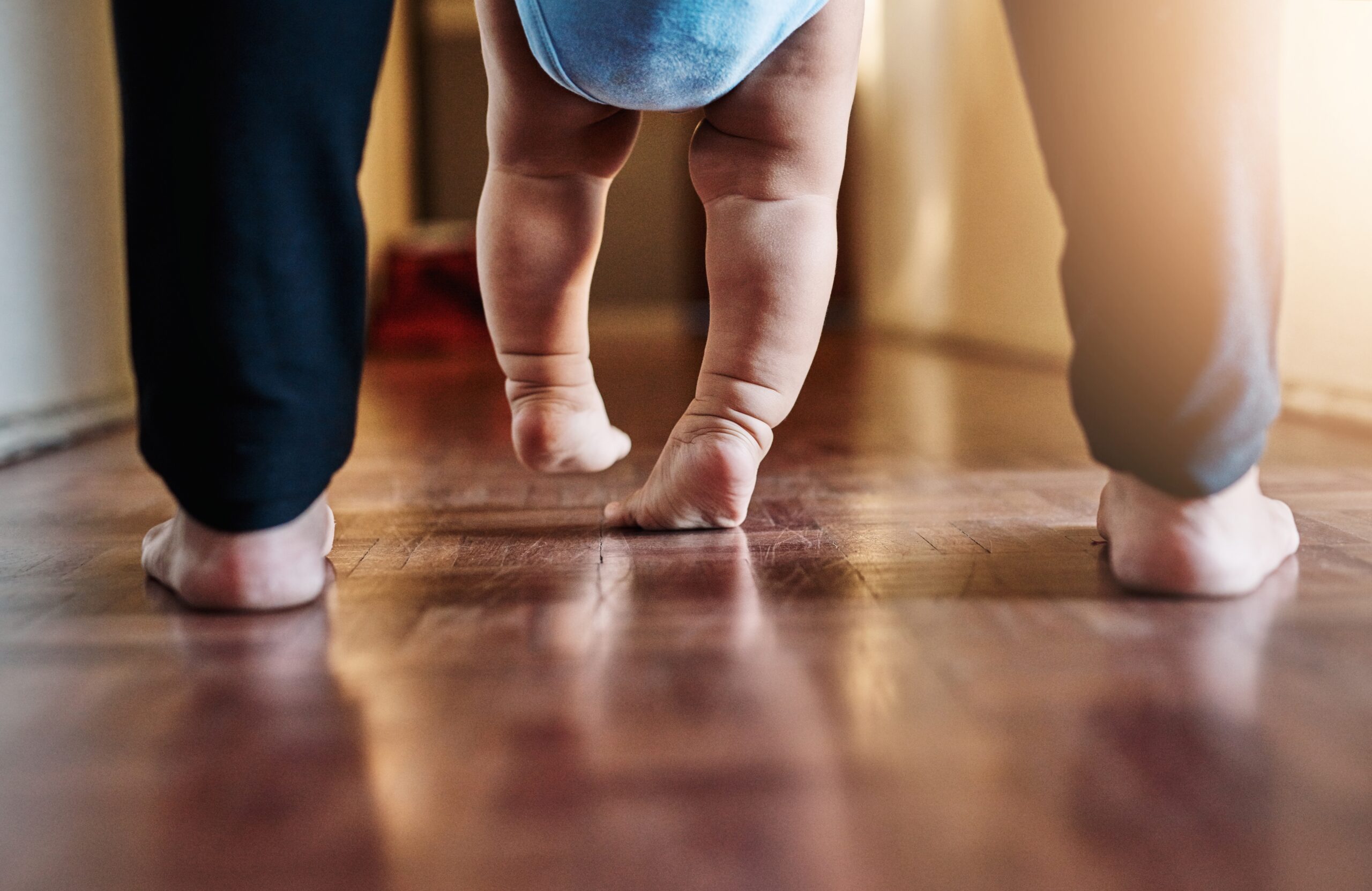 Füße von Papa und Baby barfuß